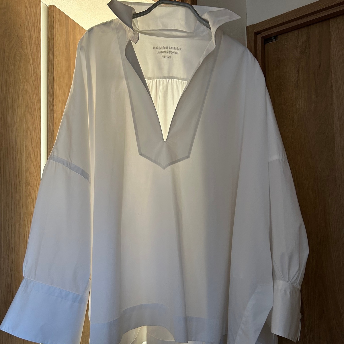 着るだけでまともな人になれる気がする、イレーヴ×ブリエンヌのシャツ【エクラ編集部員の偏愛名品図鑑 #14】