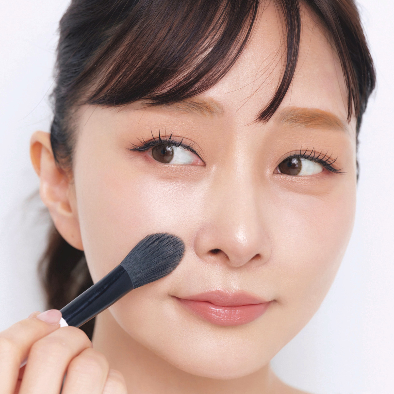 ほうれい線の影をカムフラージュ。美容家・石井美保さんの「引き締めメイク」メソッド