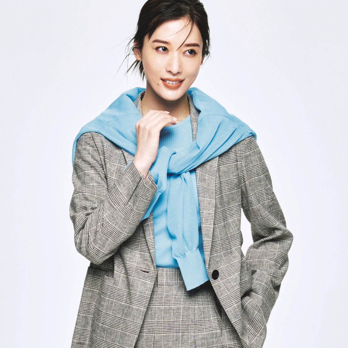 月城かなとがまとう「ポール・スチュアート」の涼やか春夏服