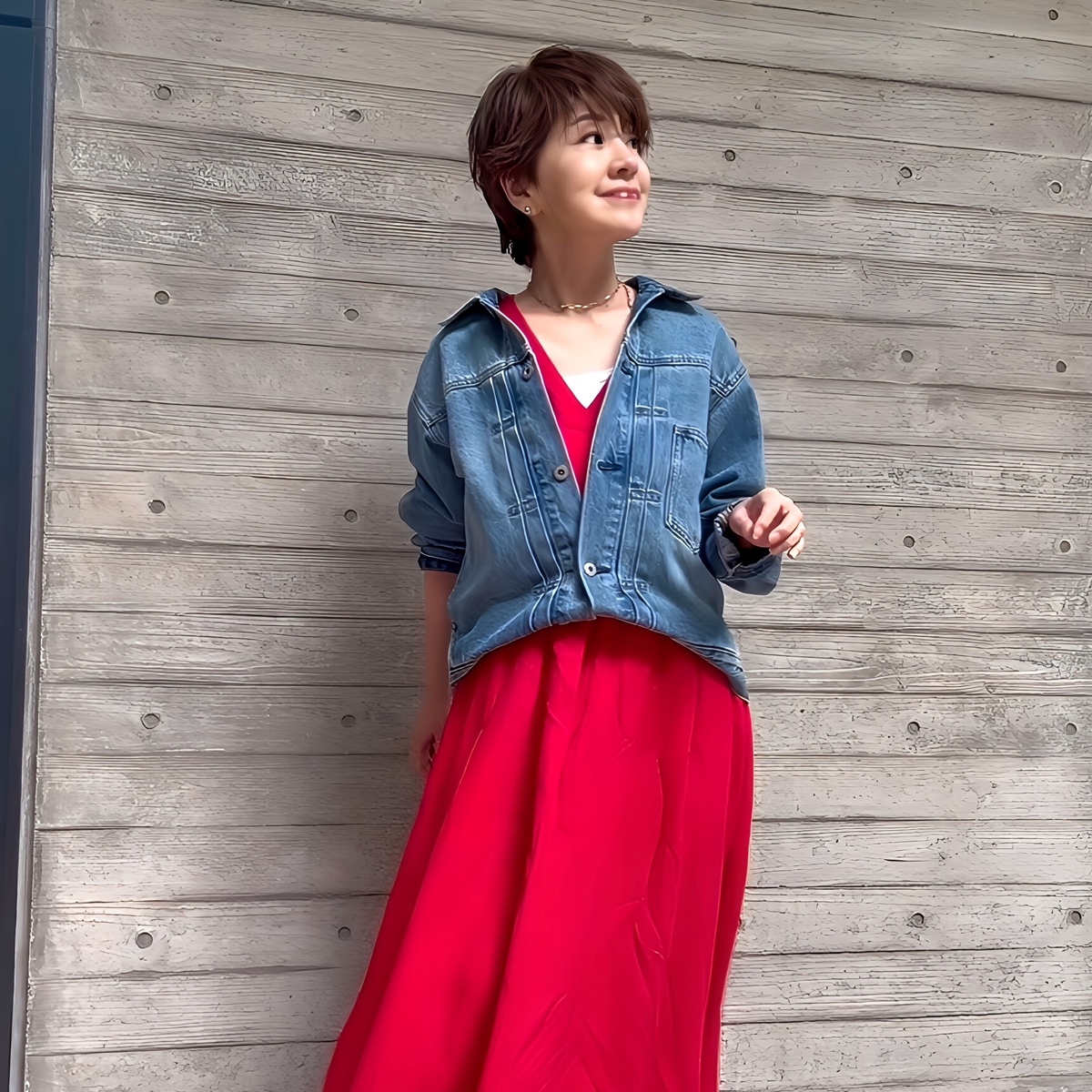 【まとうだけで主役級！】デニムジャケット×赤ワンピースで魅せる大人の「旬顔」華やぎスタイル
