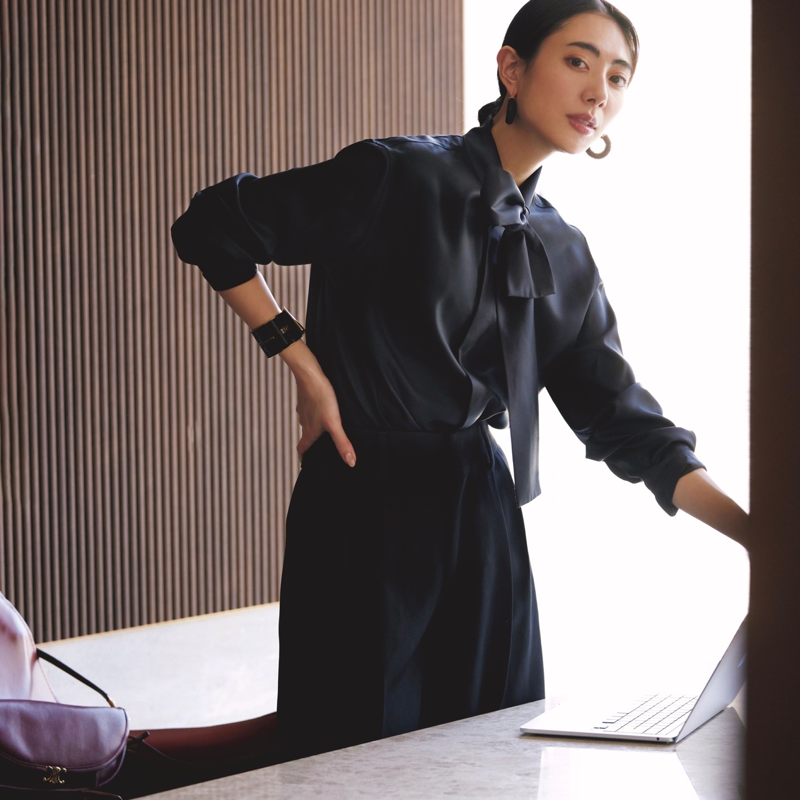 黒の持つ緊張感と揺れるボウタイの柔らかさの融合で、大人の余裕を感じさせるオールブラックコーデが完成。最低気温20℃｜5/20(水)【40代・50代の毎日コーデ】
