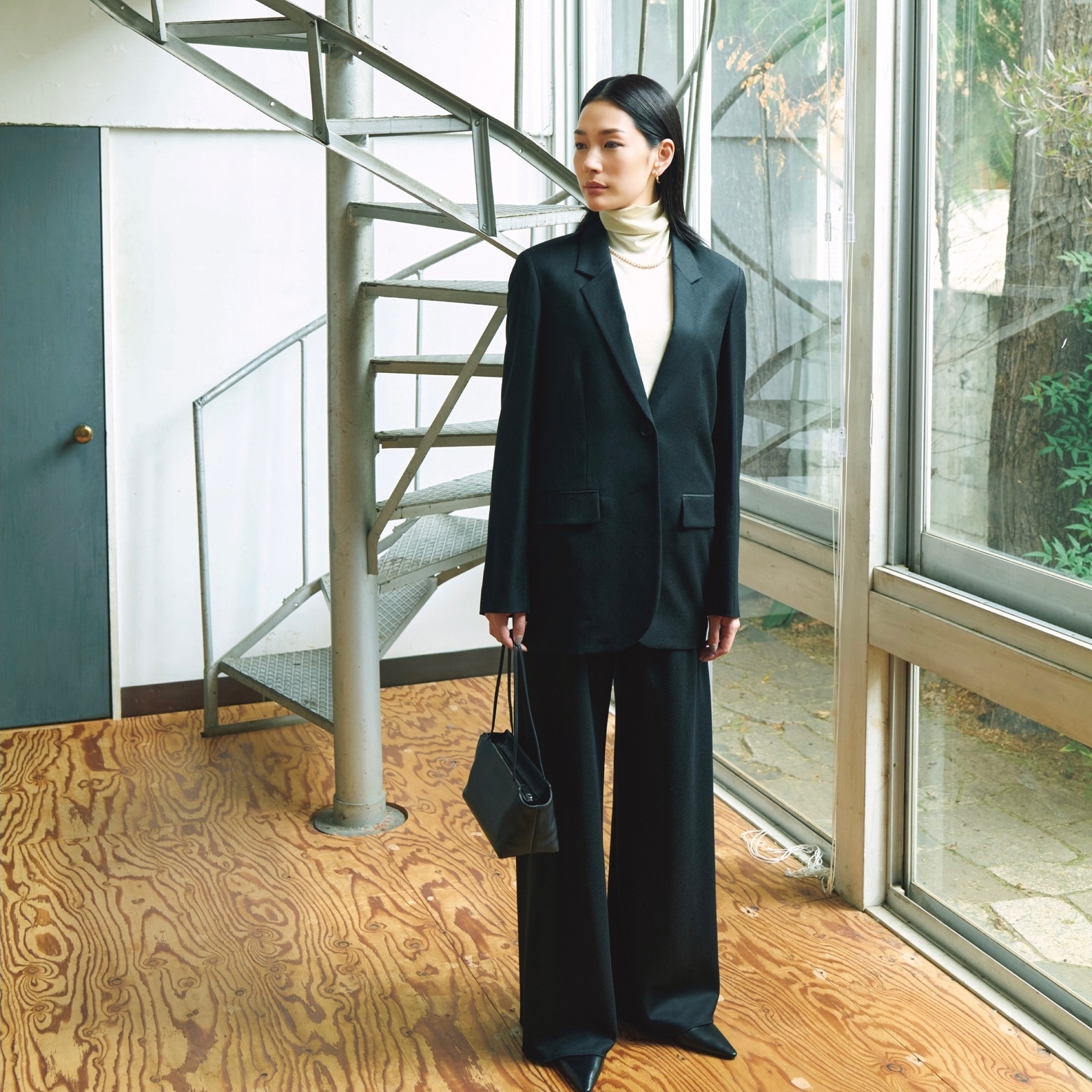 自然体なシルエットが美しい黒スーツで洗練された佇まいへ。気温20℃｜4/7(火)【40代・50代の毎日コーデ】