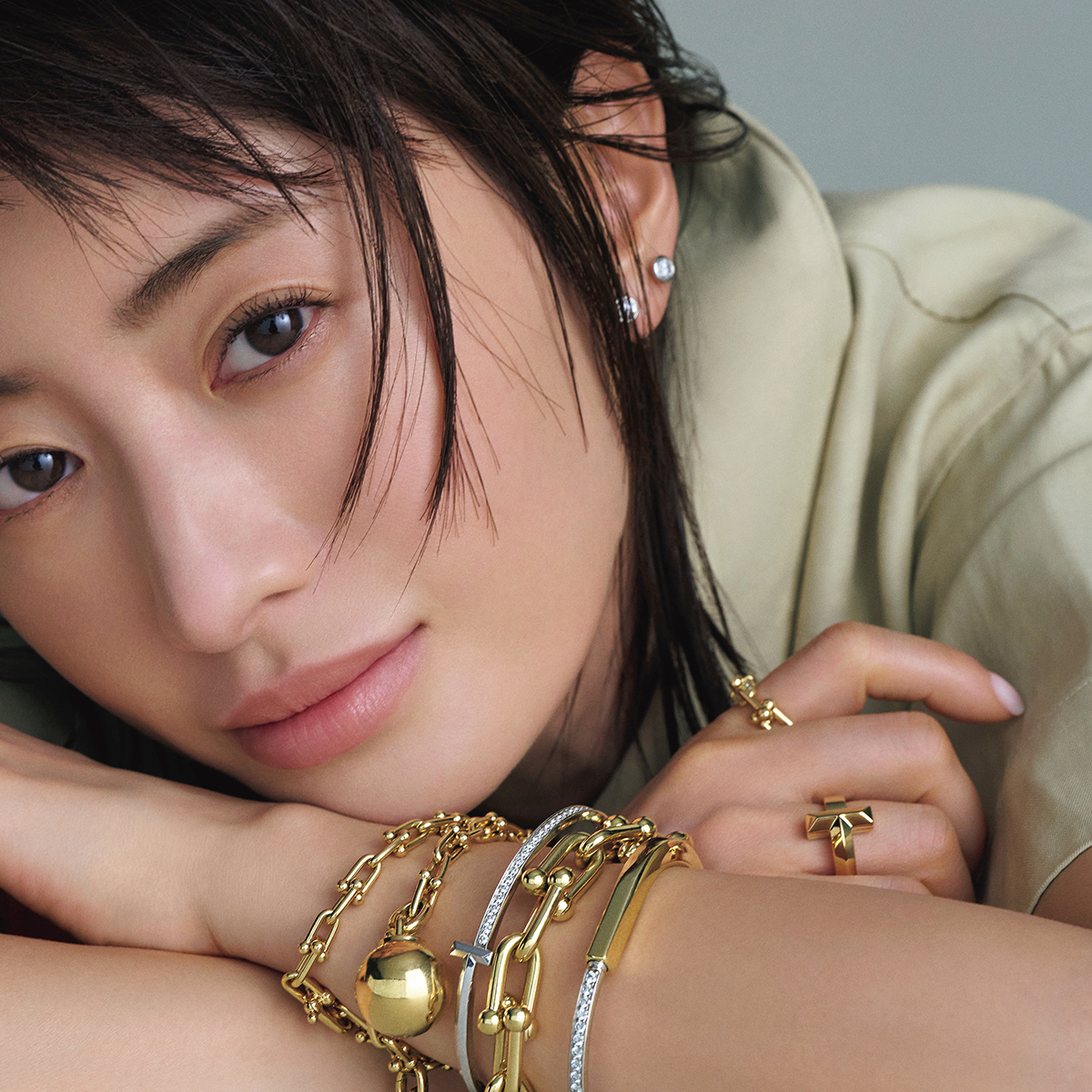 【ティファニーの手もとジュエリー】ブレスレットを重ね着けしてこなれ感をプラス