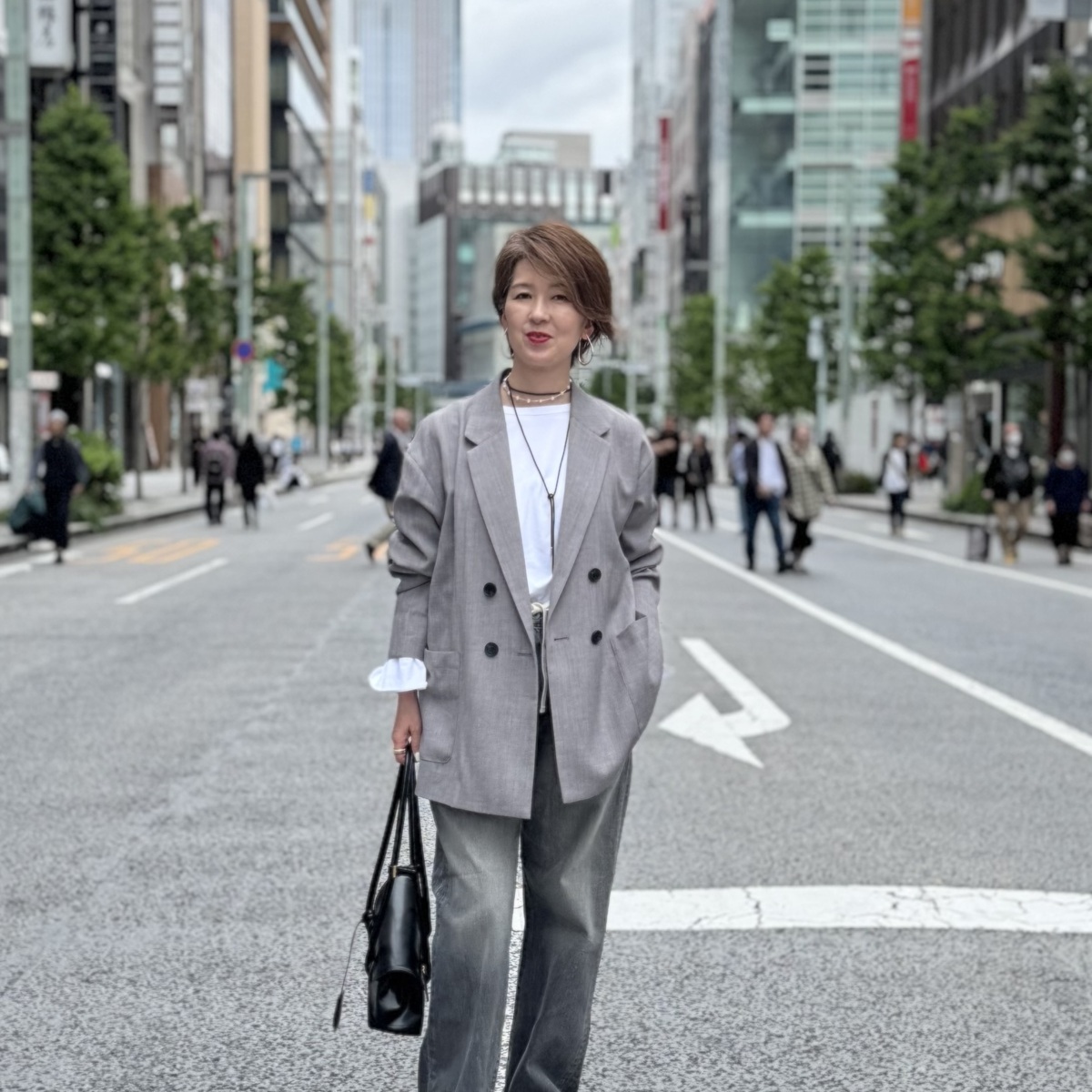 【50代カジュアルコーデ】グレーデニムで作る大人のきれいめスタイル