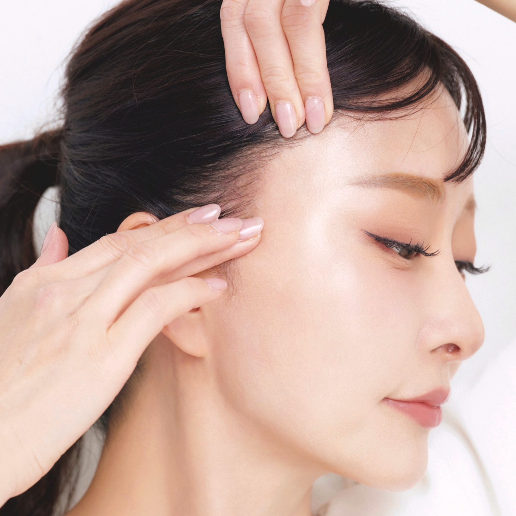 表情筋を意識。美容家・石井美保さんが教えるCゾーンを「膨らます」ケア