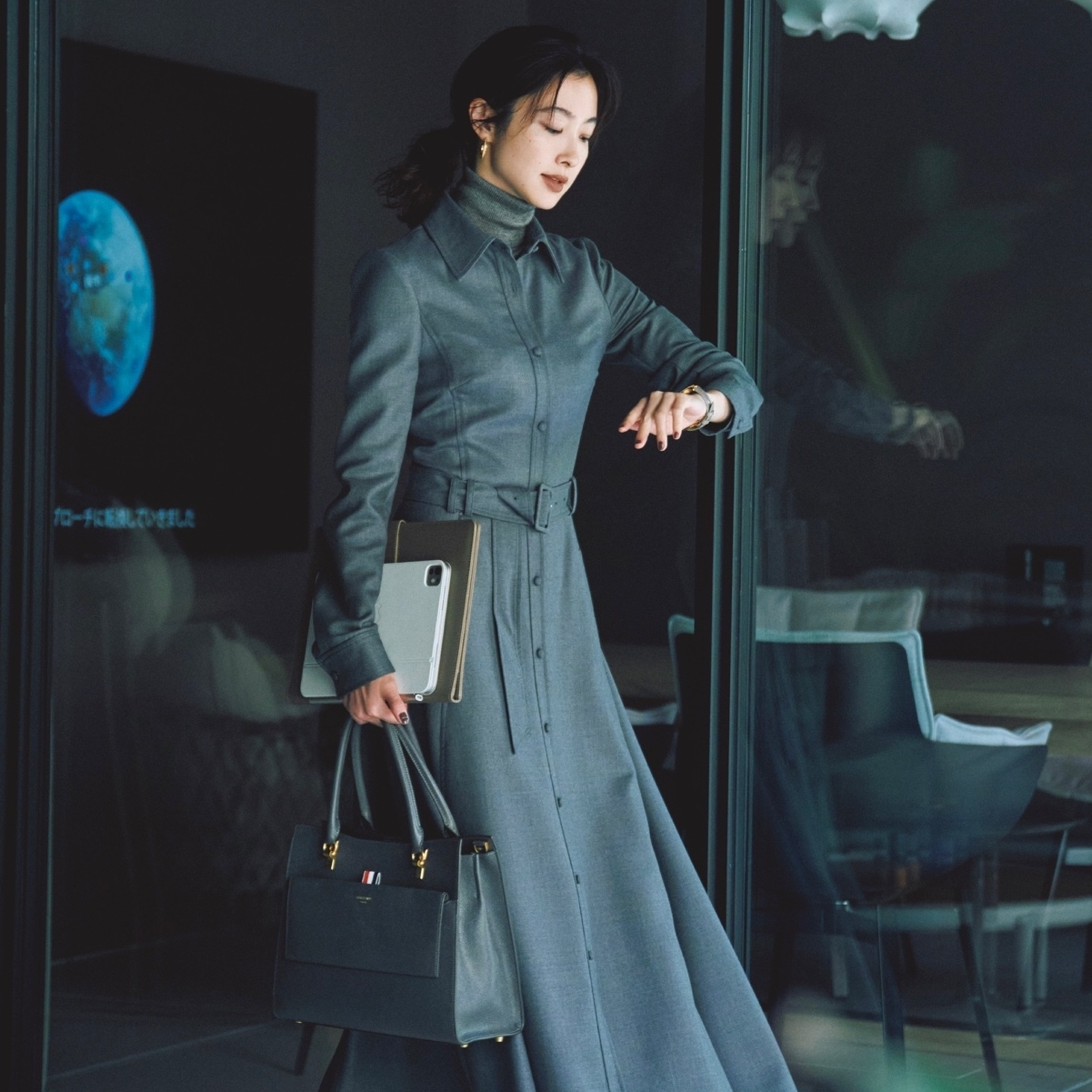 忙しい月末は1枚で着映えるウエストマークワンピースを味方につる。最低気温5℃｜2/27(金)【40代・50代の毎日コーデ】