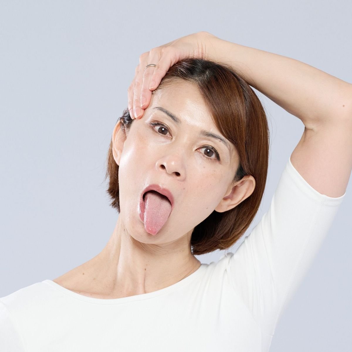 加齢による舌や首などの筋力低下が顔たるみの原因！胸鎖乳突筋をほぐして二重あごを改善【40代からの顔ヨガ】