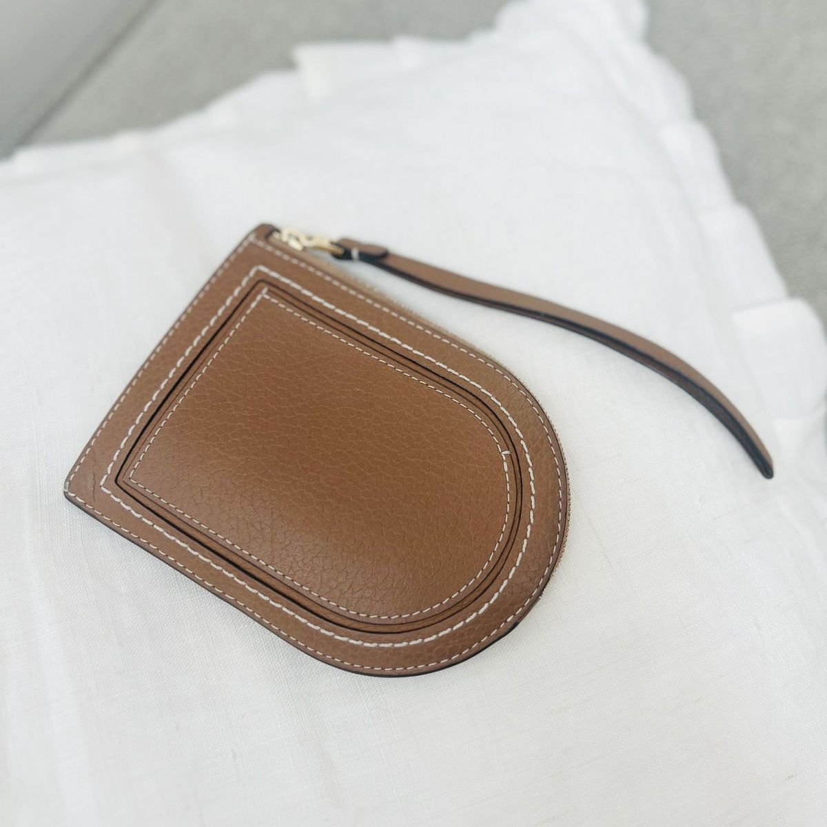 キャッシュレス時代にちょうどいい、デルヴォーのD型財布【エクラ編集部員の偏愛名品図鑑】
