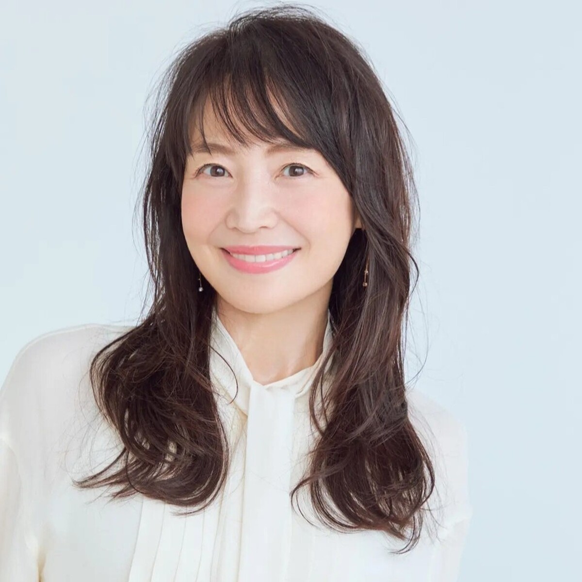 ロングヘアは“レイヤー”で変わる！軽やかで若々しい50代のヘアスタイル5選