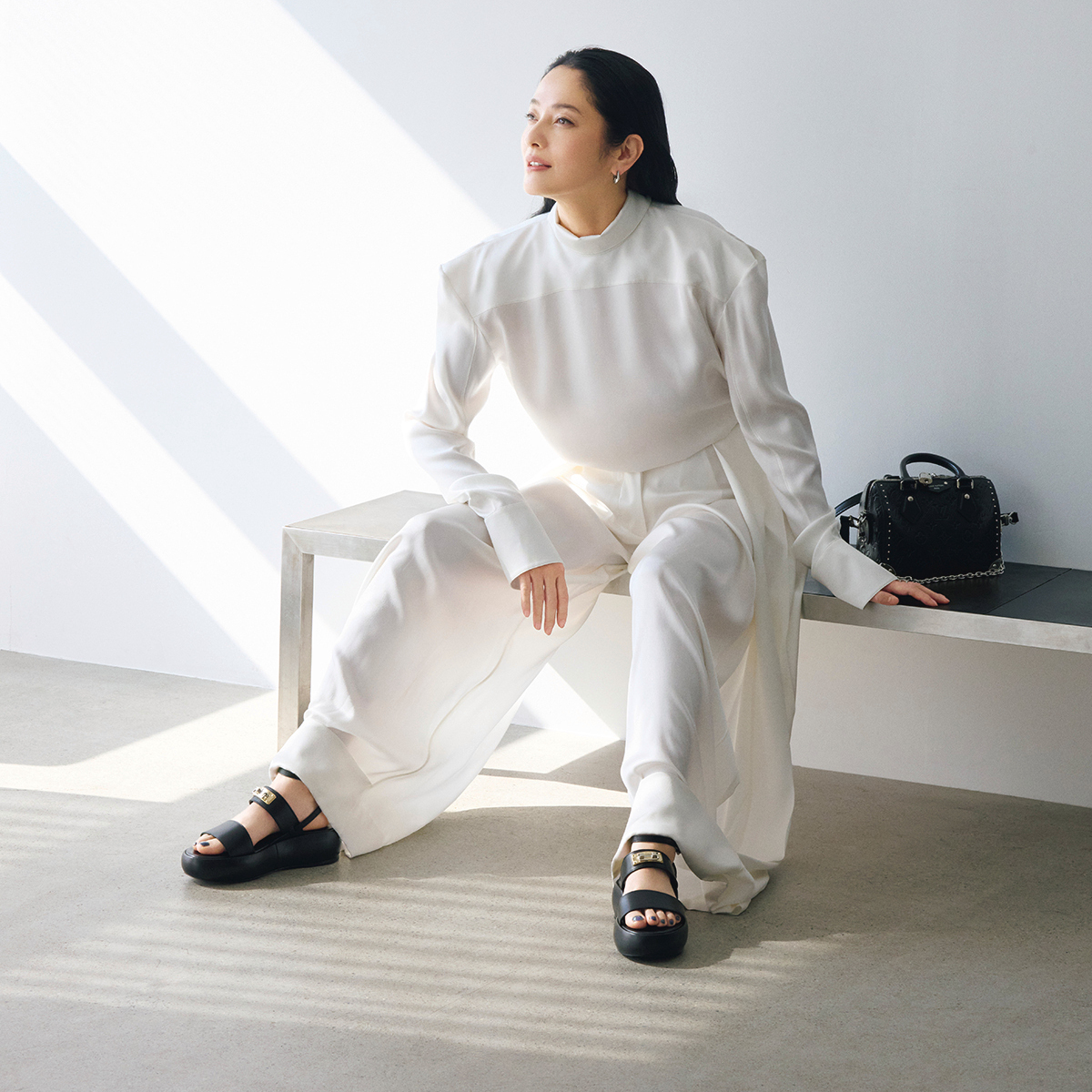 【ルイ・ヴィトンのフラットサンダル】モダンな新バランスはプラットフォームが決め手