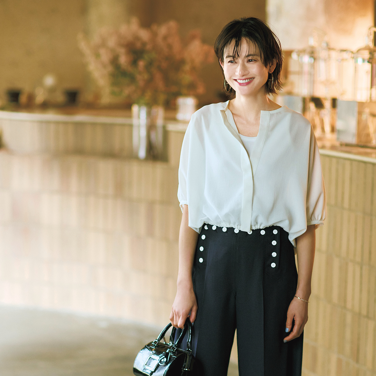 腰回りをすっきり見せてくれる「短丈ブラウス」で春のオフィススタイルを更新！