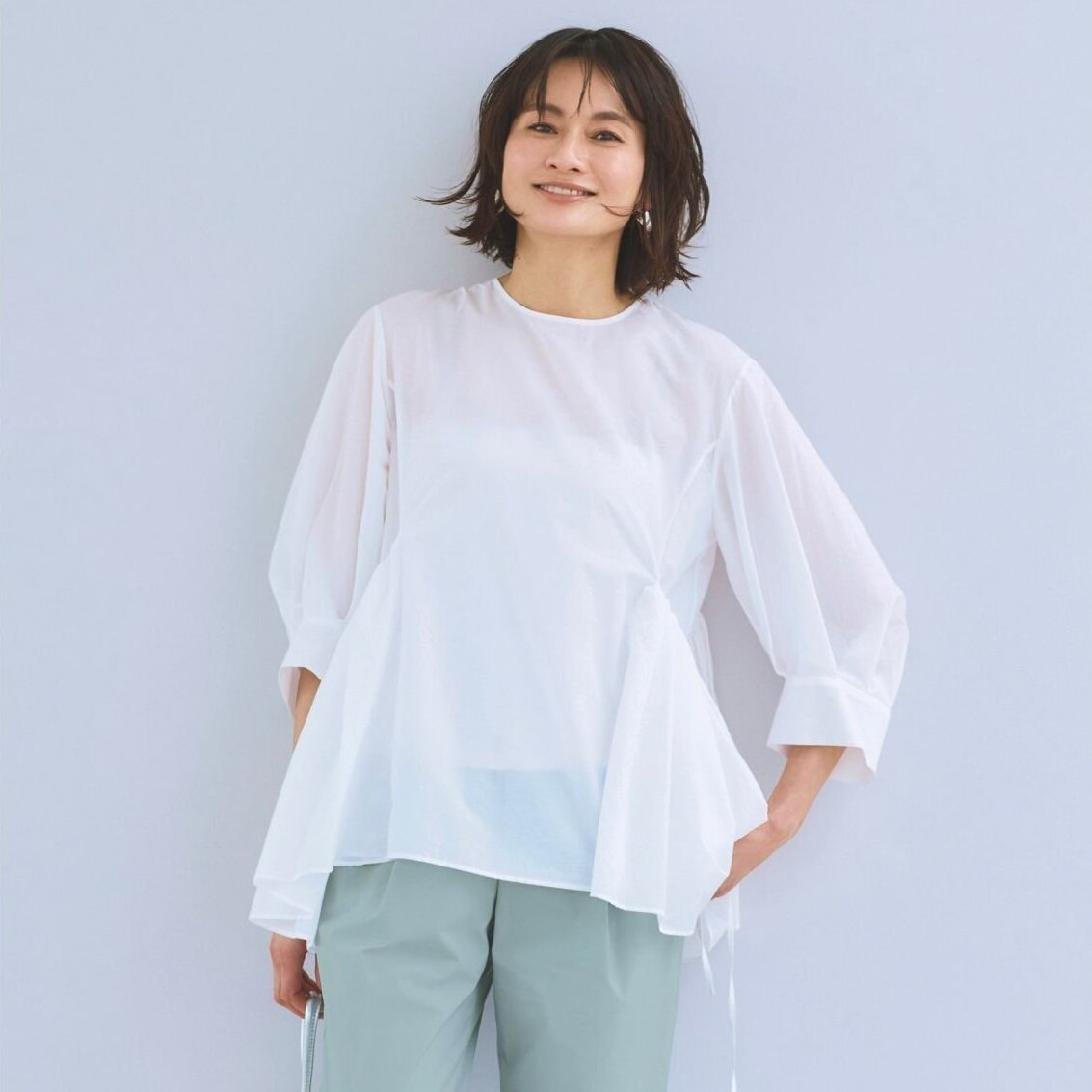 白×サックスブルーのすっきり配色で、休暇明けの楽ちんコーデもフレッシュに見せる。最低気温25℃｜8/17(月)【40代・50代の毎日コーデ】