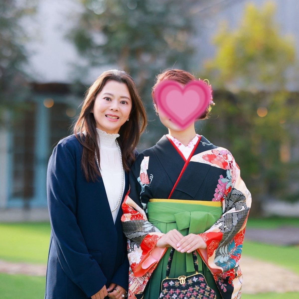 大学卒業式の母コーデ｜ネイビーパンツスーツで付き添いスタイル