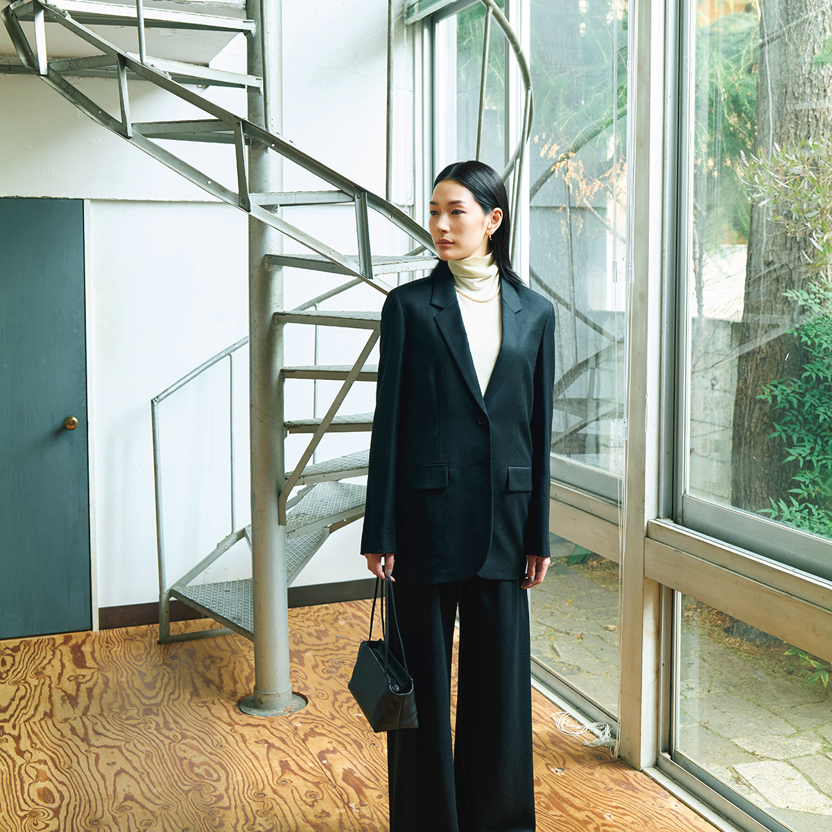 シンプルだけどラグジュアリーに映える「ザ・ロウ」の黒ジャケット