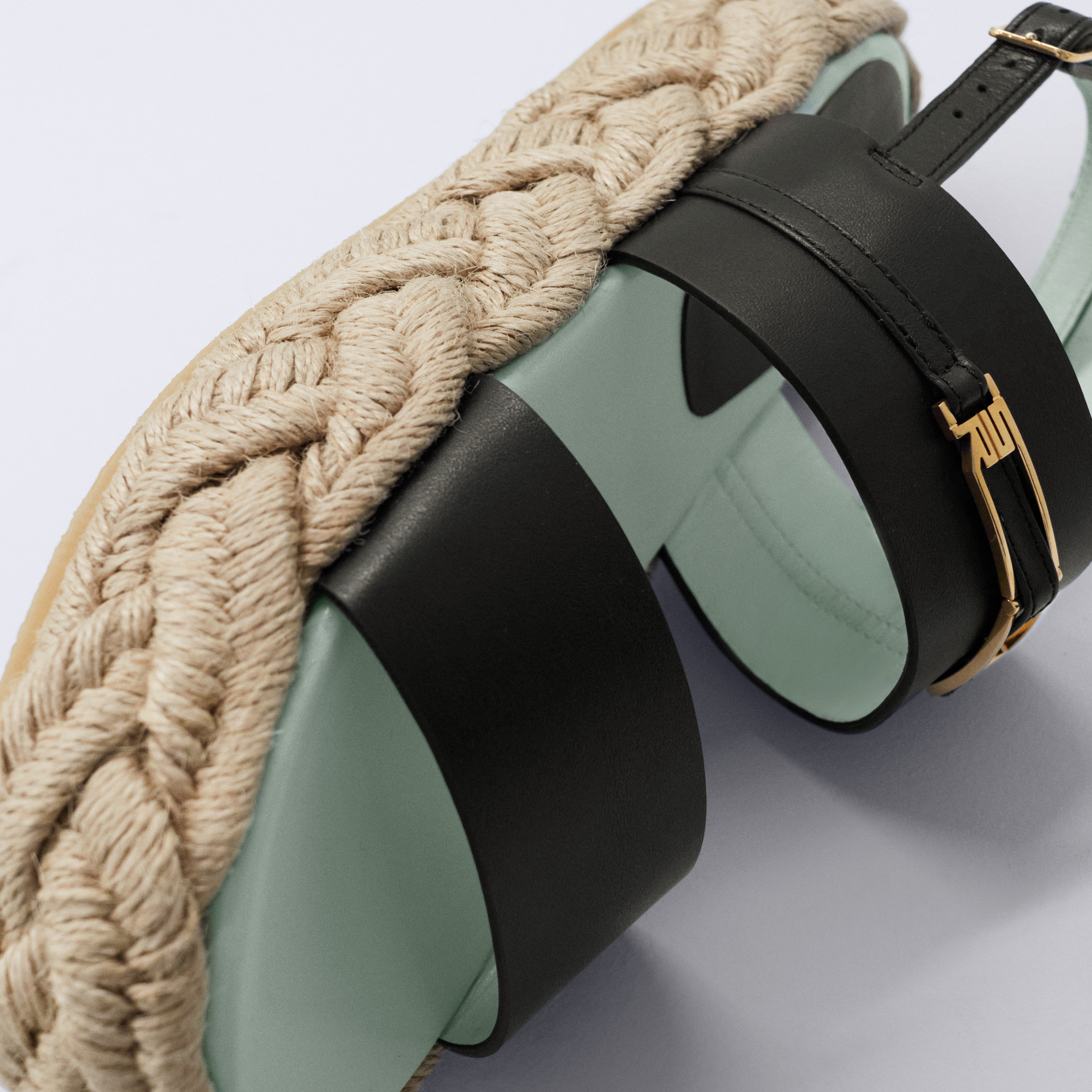 ビットモチーフとロープソールが優美な夏スタイルに導く！セルジオ ロッシの新作サンダルに注目