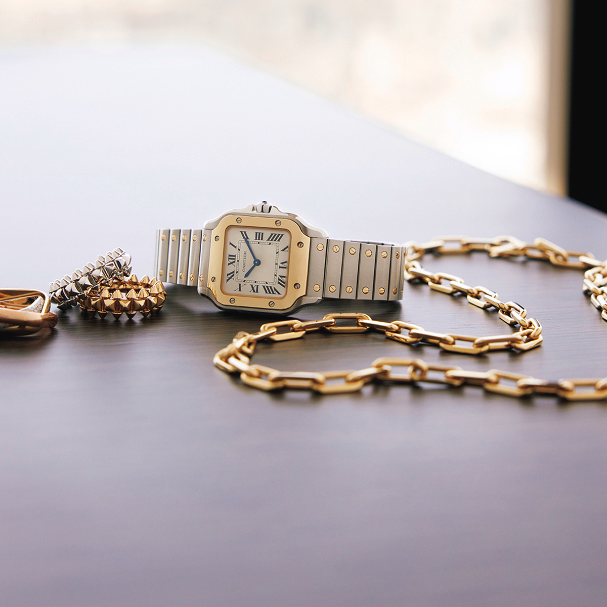 「カルティエ」の腕時計で自由なつけこなしを楽しむ【NEO エグゼの「ここ一番の時計」】