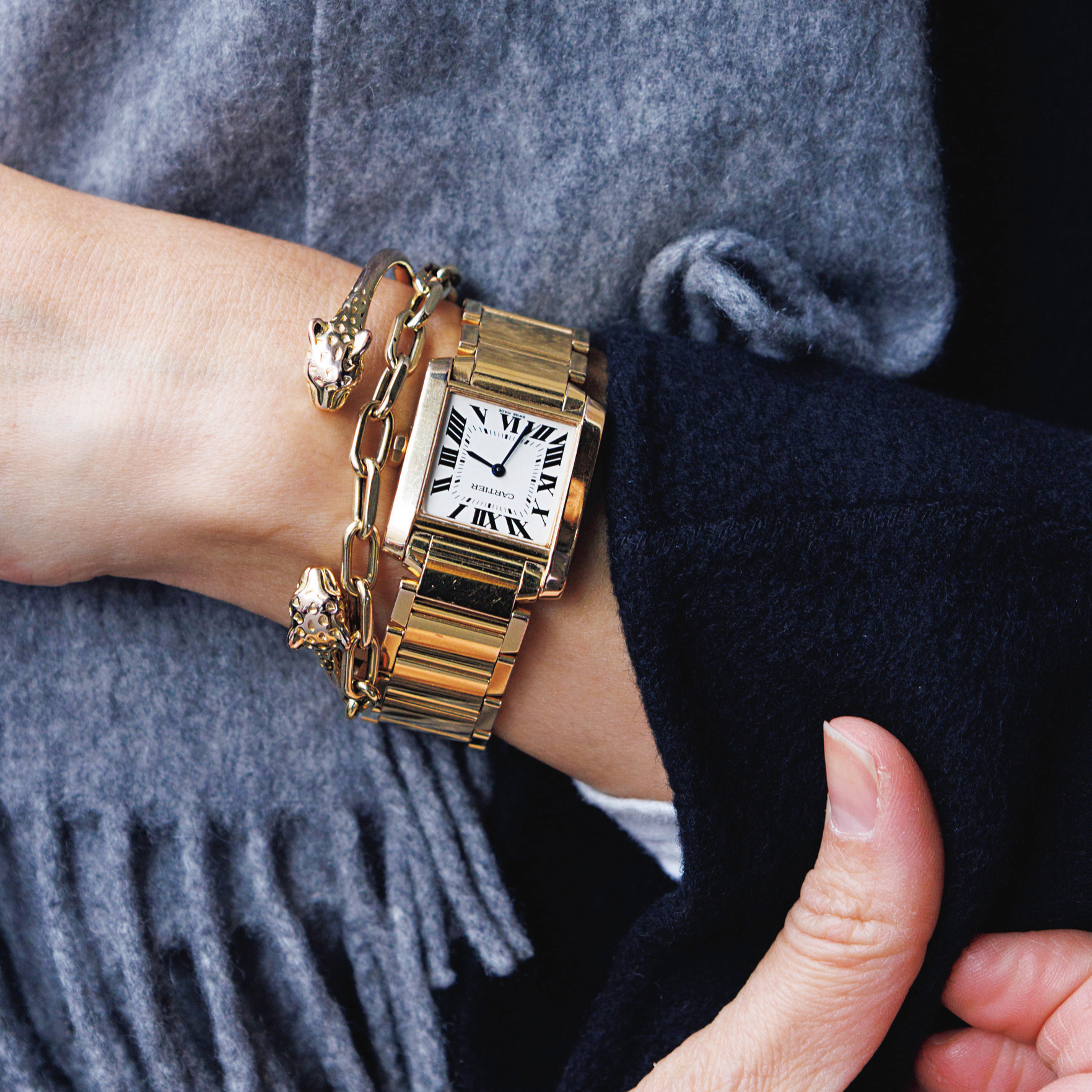 パリマダムがお手本。リュクスな「ジュエリーの重ねづけ」【海外ファッションSNAP】