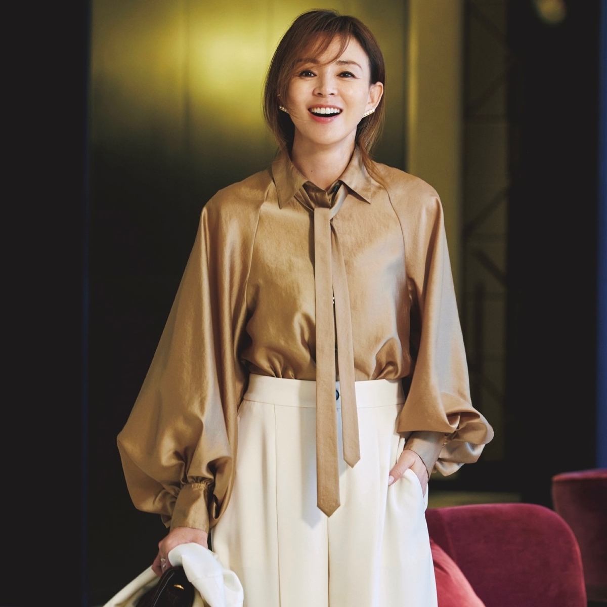 セレモニーコーデは、クリーンな白のパンツとベージュブラウスで春の光に映えるスタイリングに。気温12℃｜3/6(金)【40代・50代の毎日コーデ】