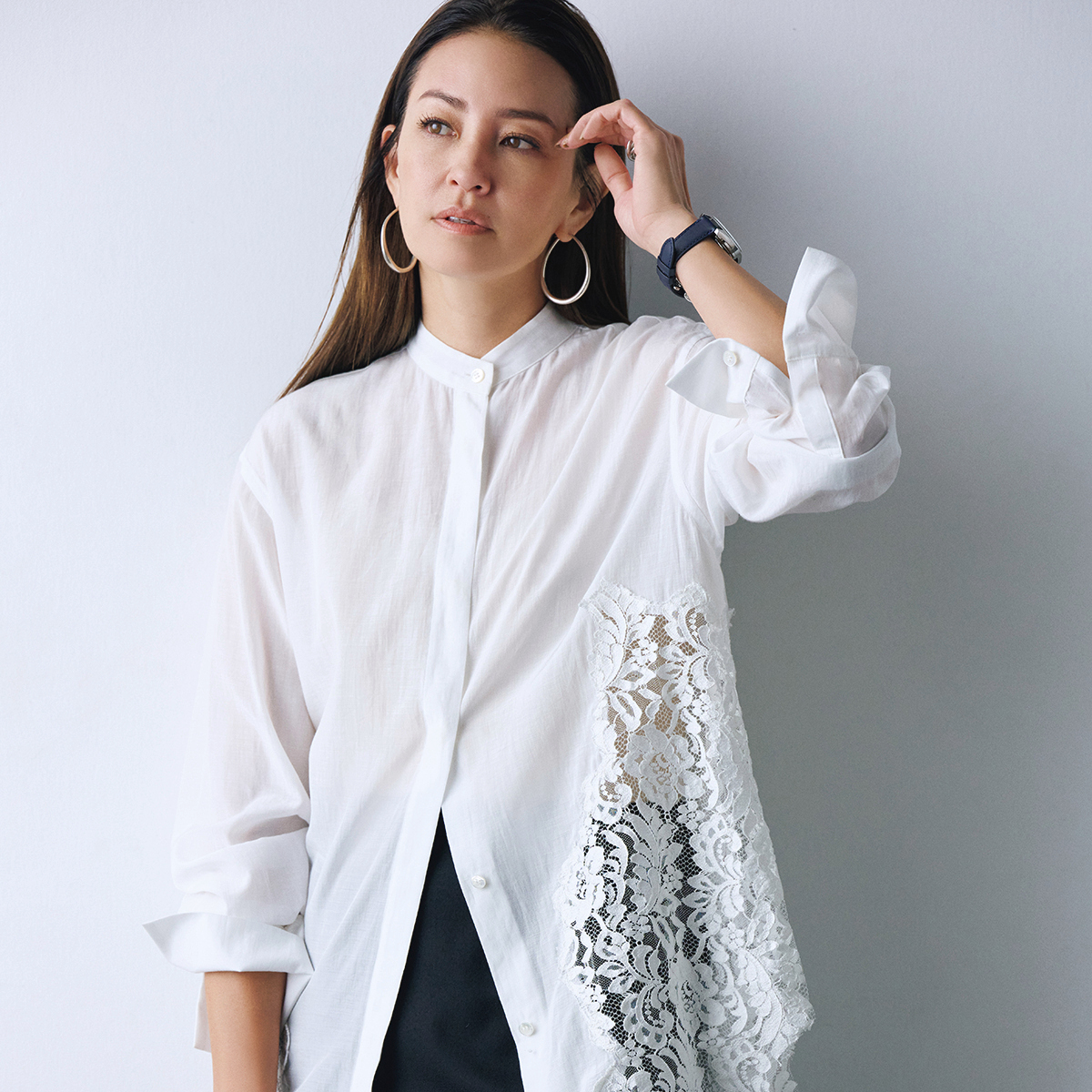 レースやメッシュで華やかに！ 50代がこの春欲しい"ひと技効いた”白トップス