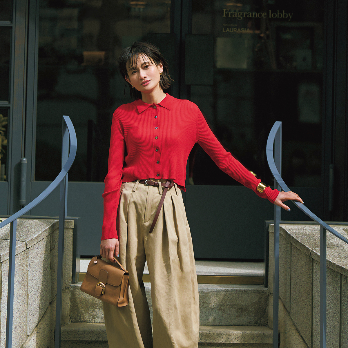 鮮やかカラーのトップスも、短丈なら今らしく、派手になりすぎずに着こなせる！