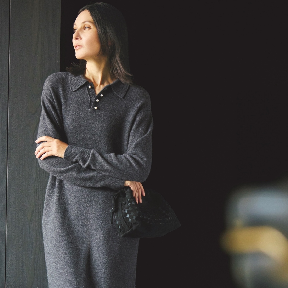 リラクシーだけどきれい見えするパールボタンつきニットワンピで快適に過ごす。最高気温14℃｜2/16(月)【40代・50代の毎日コーデ】