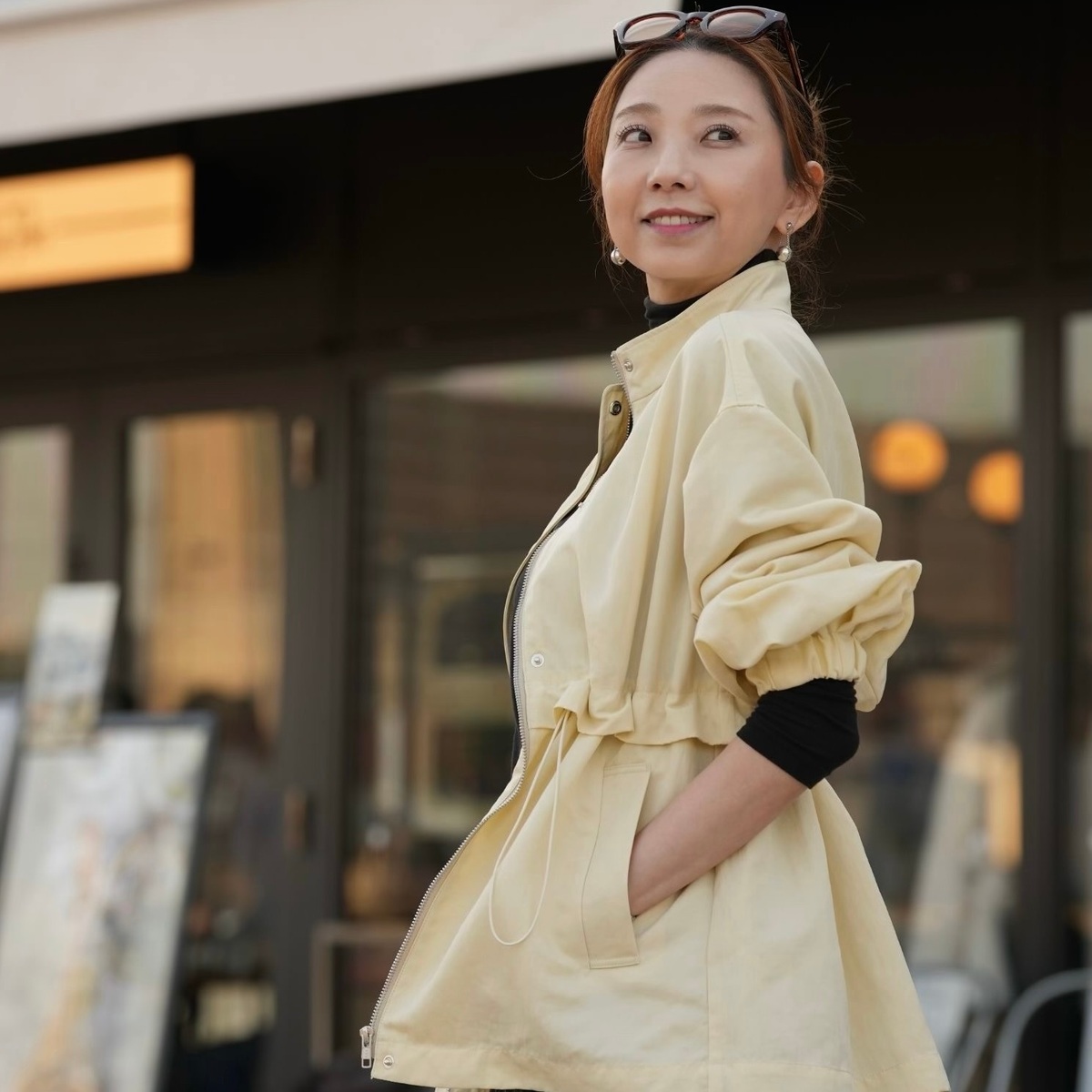 春を軽やかに纏う「E by eclat・撥水スタンドカラーブルゾン」