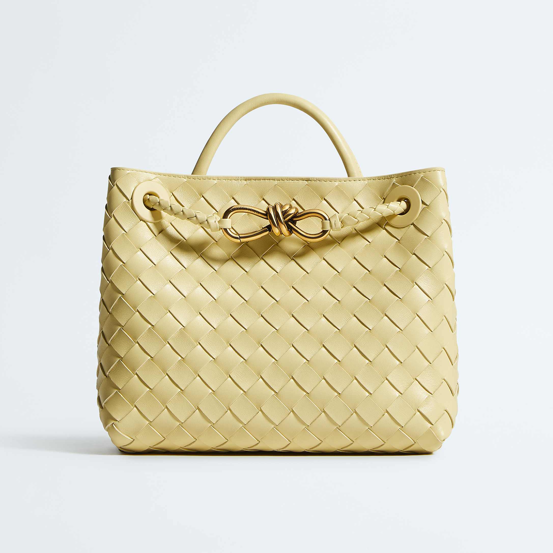 斜め掛けで新鮮な華やぎをプラス！フェンディやボッテガ・ヴェネタetc. リュクスな差し色バッグ5選