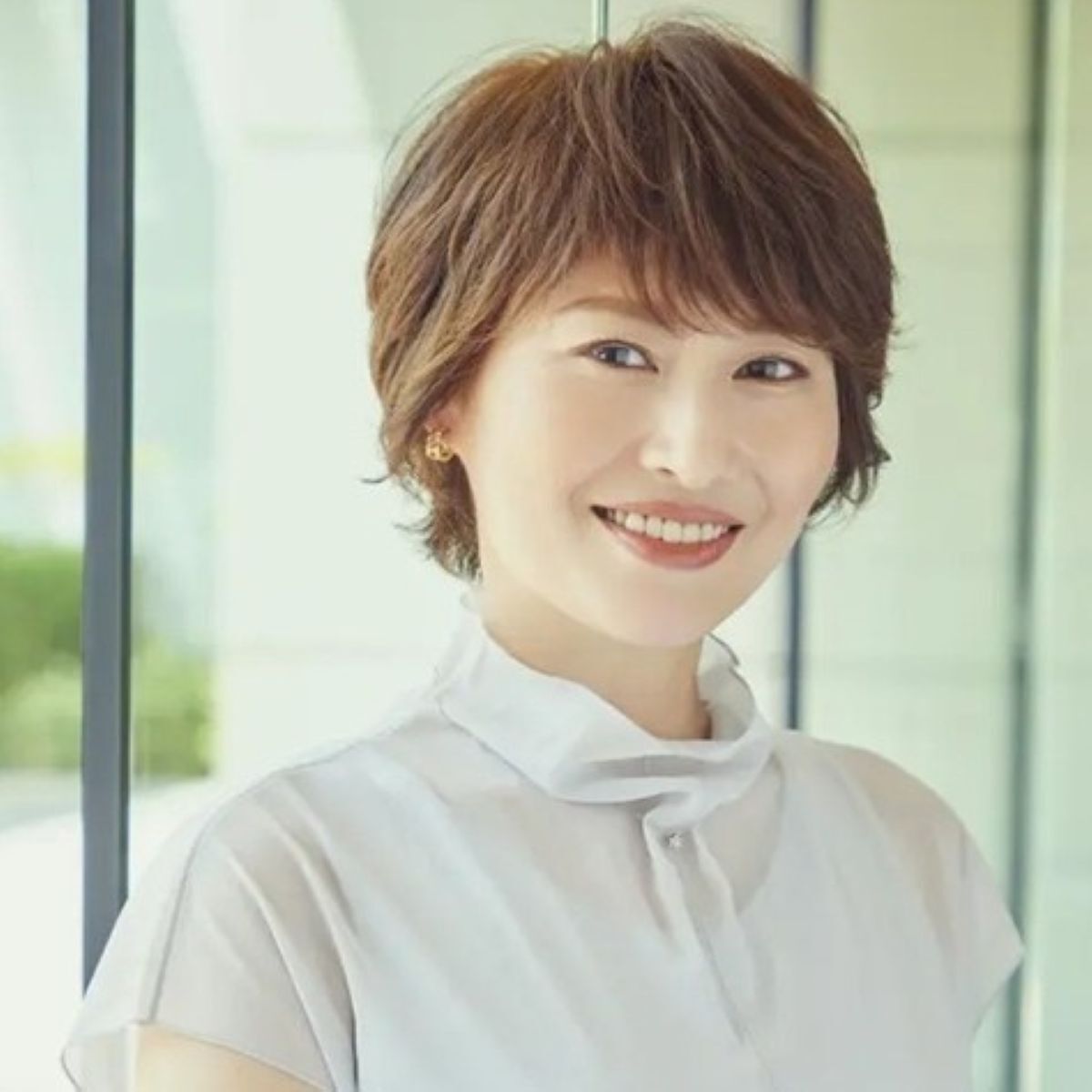 春らしい華やかさと上品な雰囲気「50代に似合うショートヘア」33選