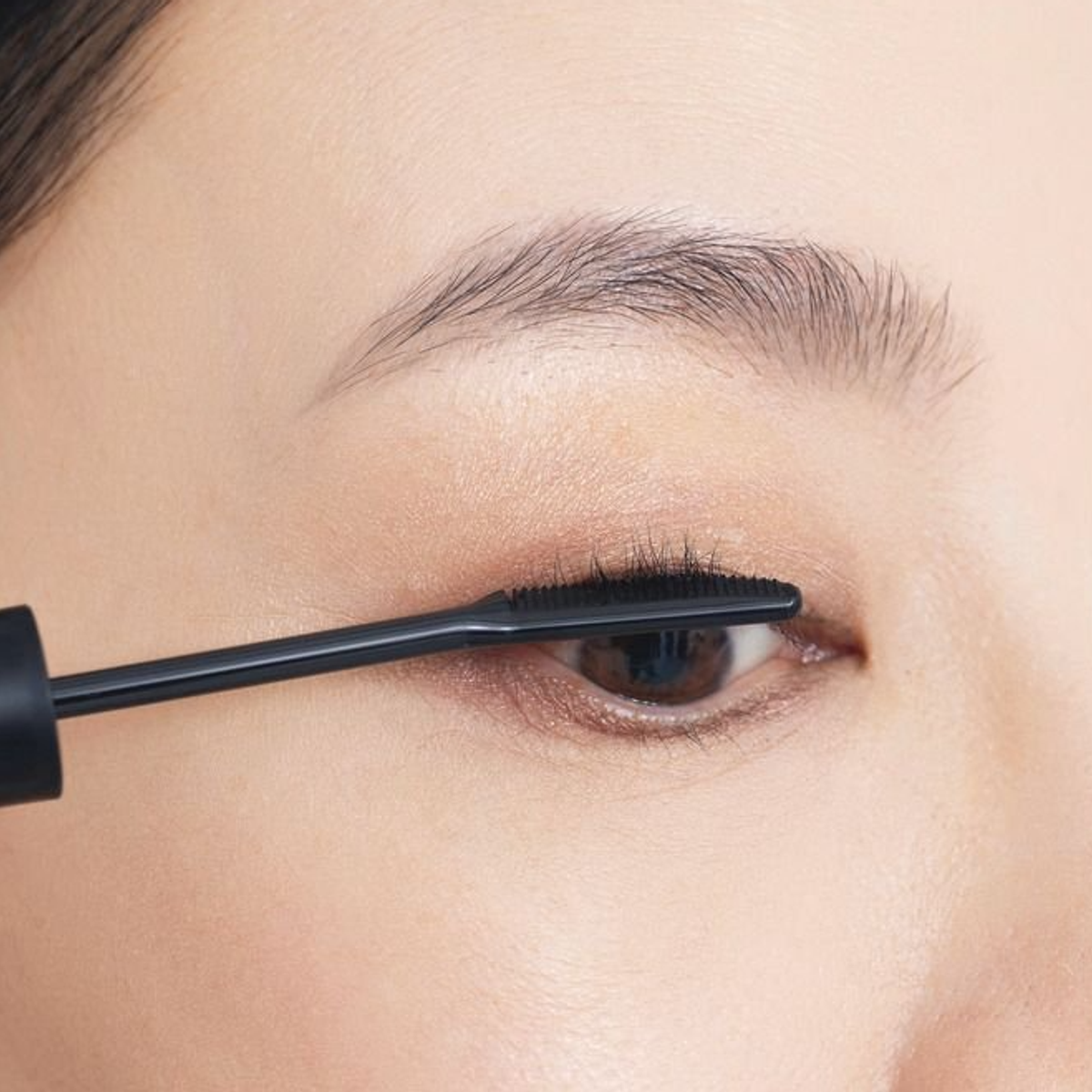 まつ毛のカールの持ちが激変！ プロが教えるメイク前の“パウダー仕込み”【50代の「顔立ち悩み」解決テク】