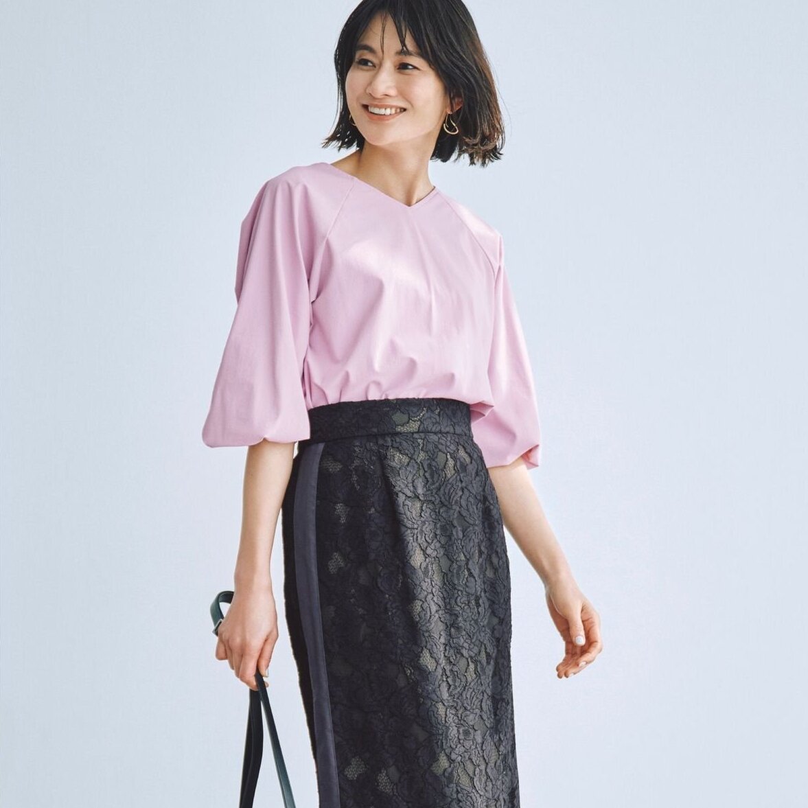 ピンク×黒のコントラスト配色で、夏のワンツーコーデの華やかさを上昇させる。気温24℃｜6/19(金)【40代・50代の毎日コーデ】