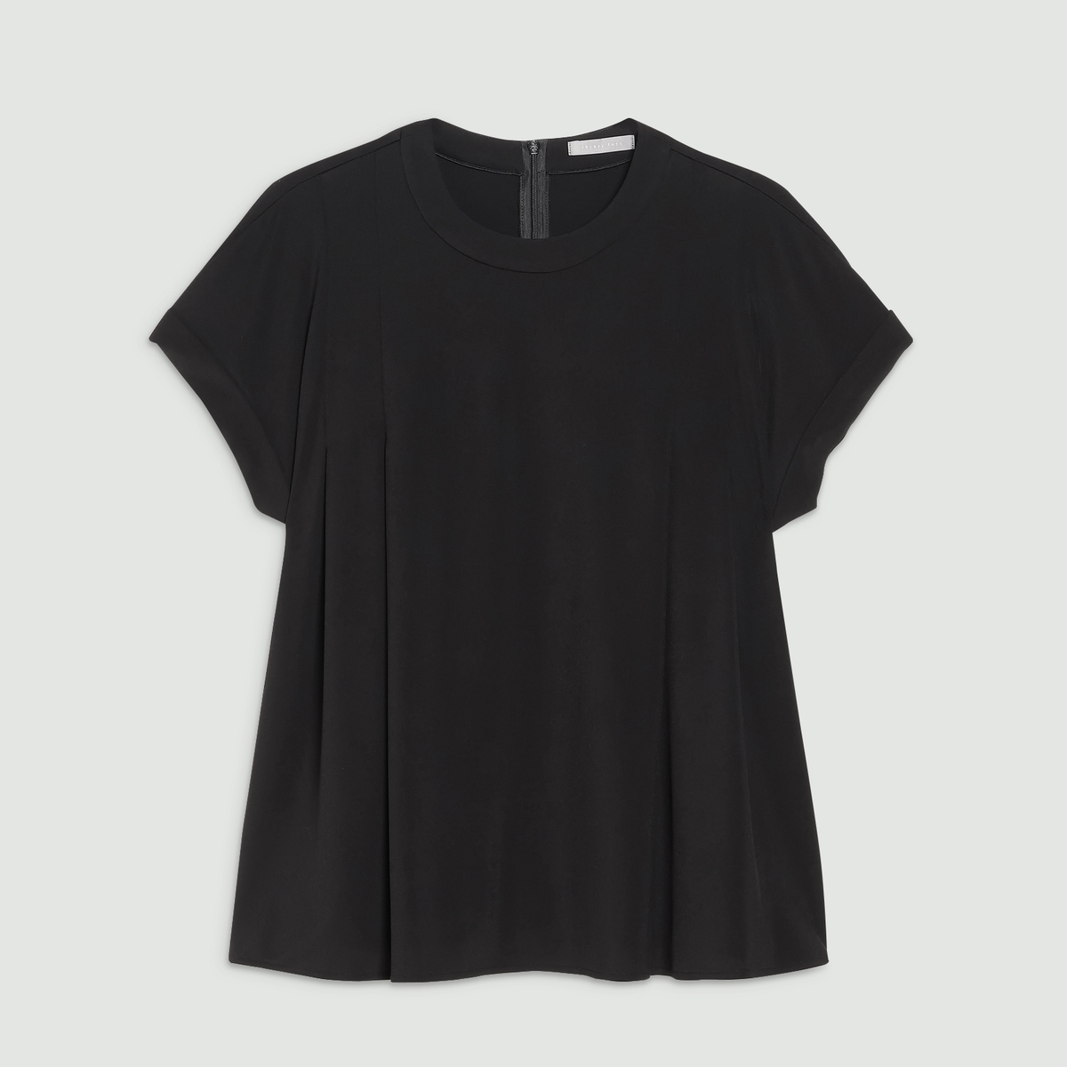 シンプルだけど上品見えが叶う、セオリーリュクスのフェミニンTシャツ【１日１枚！ 50代の着映えTシャツ図鑑】