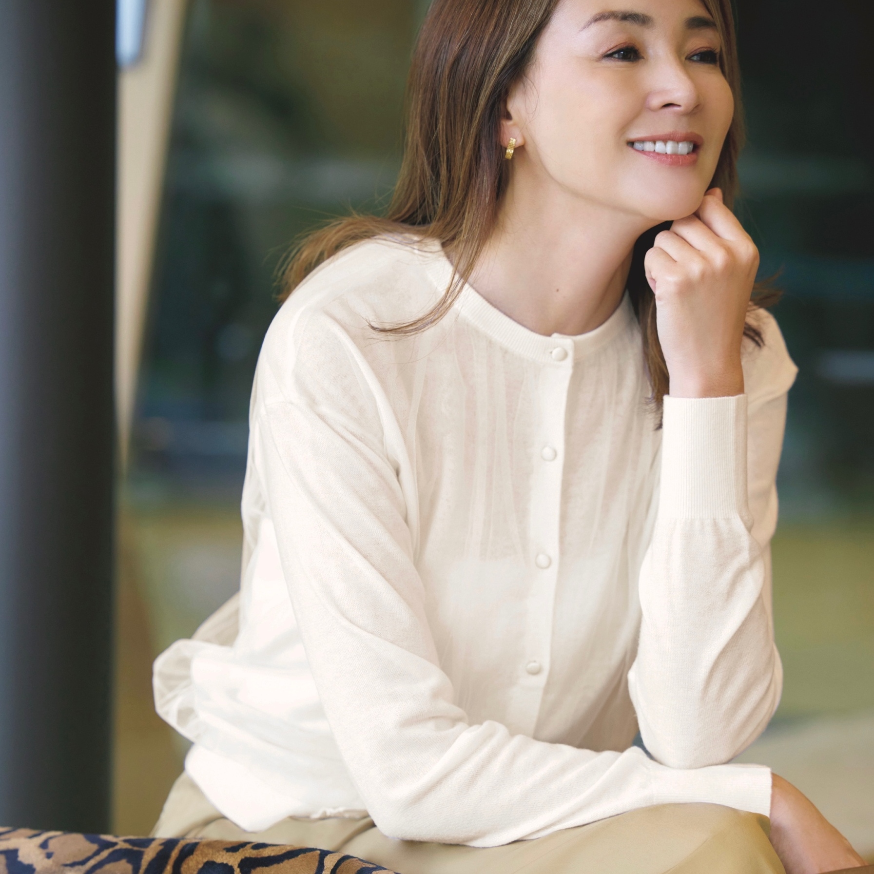 繊細な甘さのあるチュールカーディガンを、レオパードバッグの迫力でモードに着こなす。気温20℃｜3/19(木)【40代・50代の毎日コーデ】