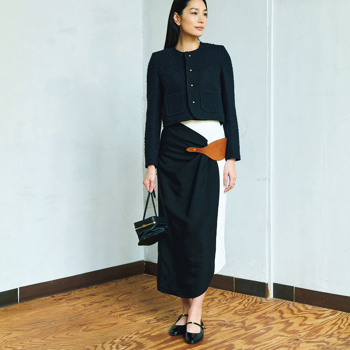 春のフォーマルな場にふさわしい「セリーヌ」のノーカラージャケット