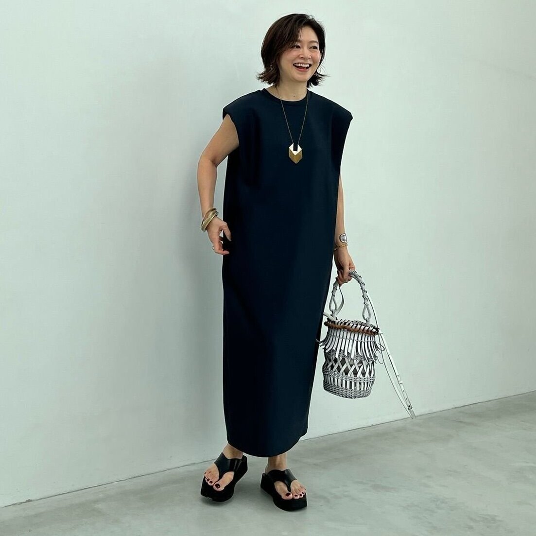 【エディター三尋木奈保「50代からのおしゃれごと」vol.7】大活躍のワンピース、推しの理由は“肩”にあり！