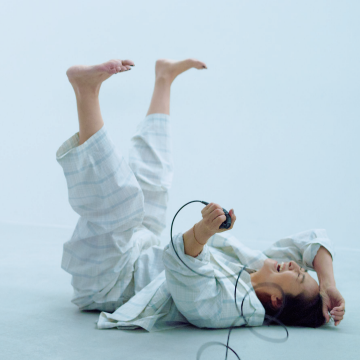 亜希さんの新連載がスタート！【ウェルビーイングでいこう！ vol.1 「微笑みじゃ足りない」】