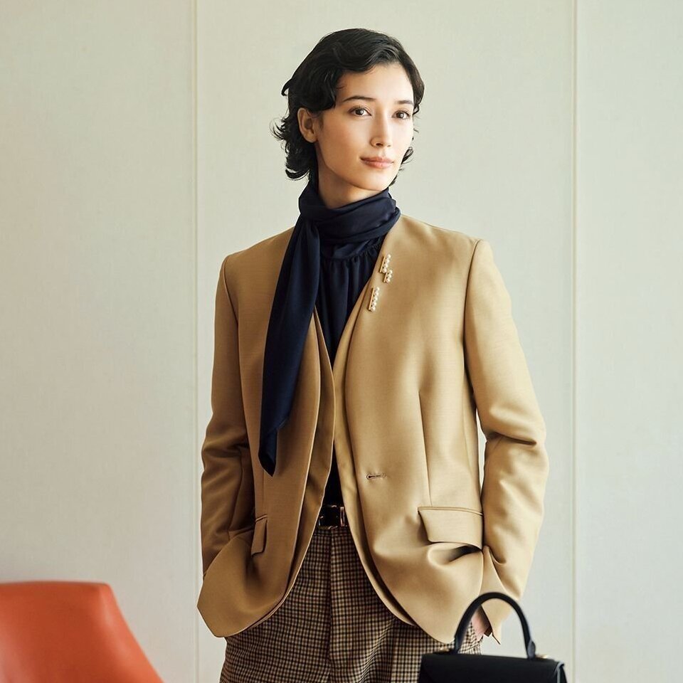 この秋、エグゼクティブ女性の「ノーカラージャケット」はまろやかな印象つくるベージュがおすすめ