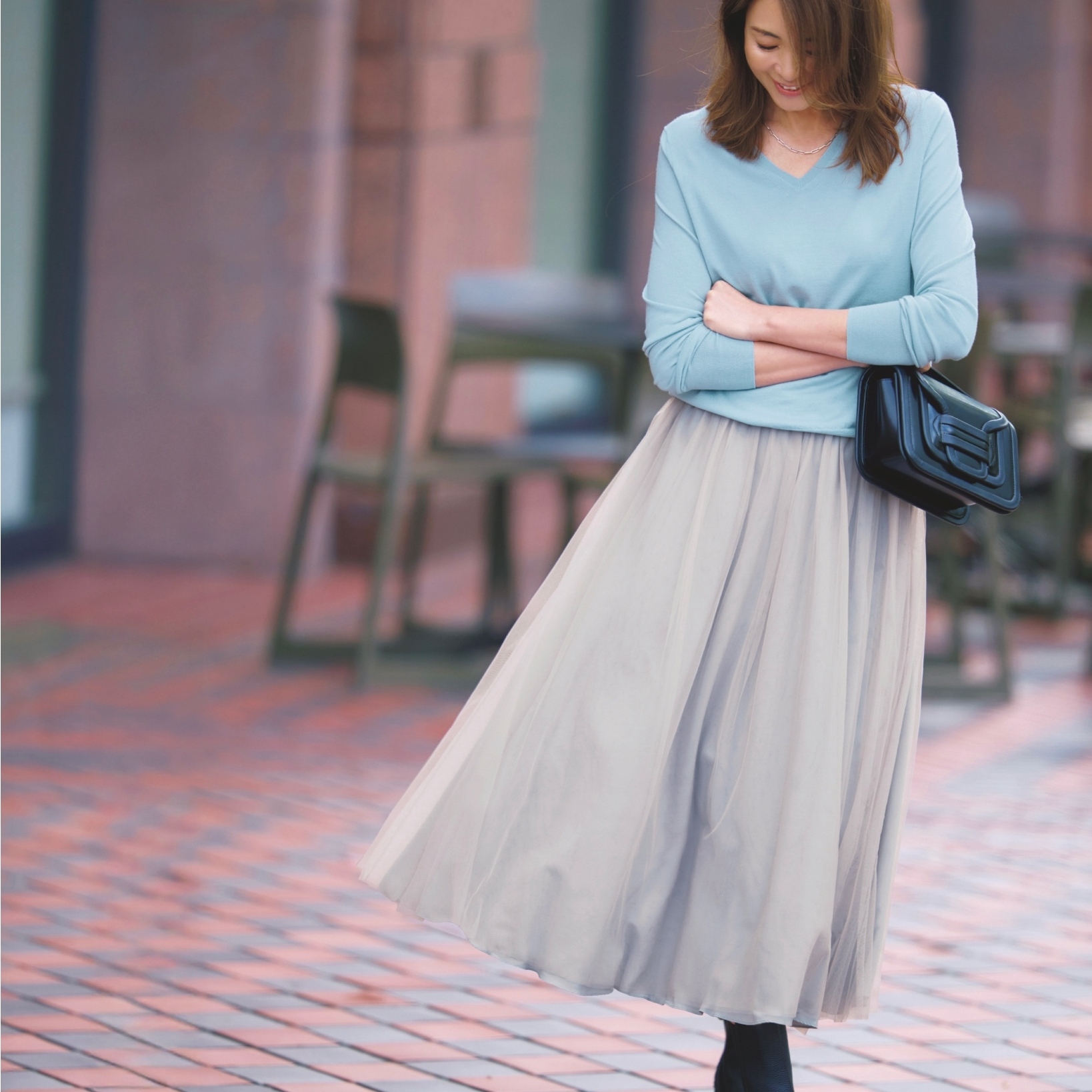 洗練されたムードを醸す淡いグレー×ブルーの配色で、かわいらしいチュールスカートを大人顔に更新。最低気温10℃｜3/23(月)【40代・50代の毎日コーデ】