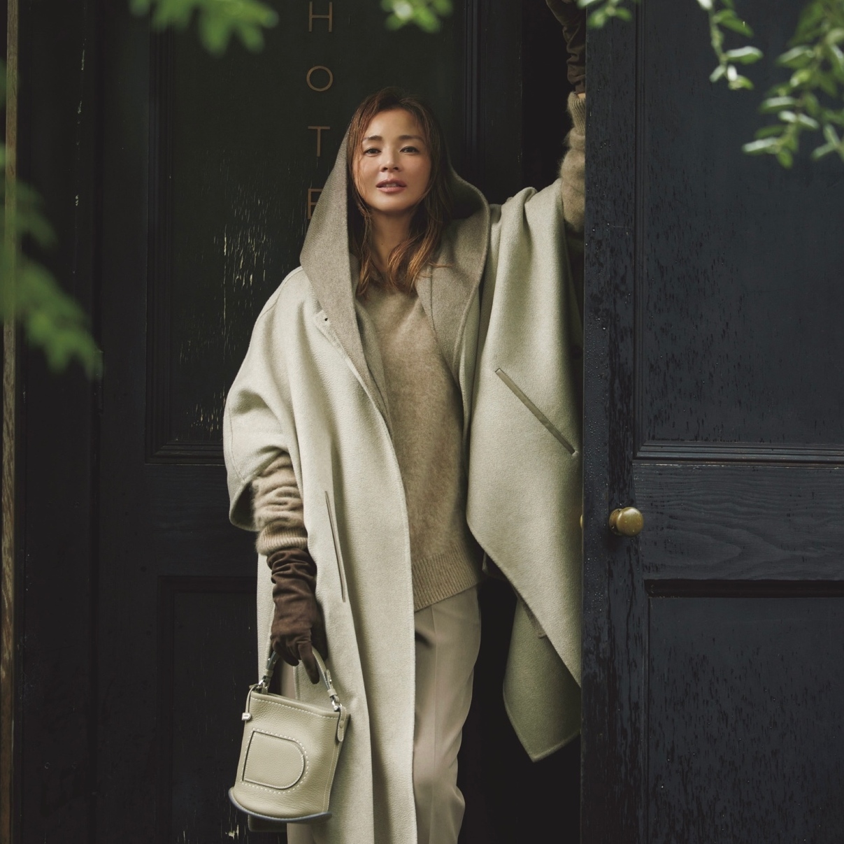 リッチに揺れるマントコートとグレージュのグラデ配色で優雅なムードを演出。気温11℃｜2/17(火)【40代・50代の毎日コーデ】