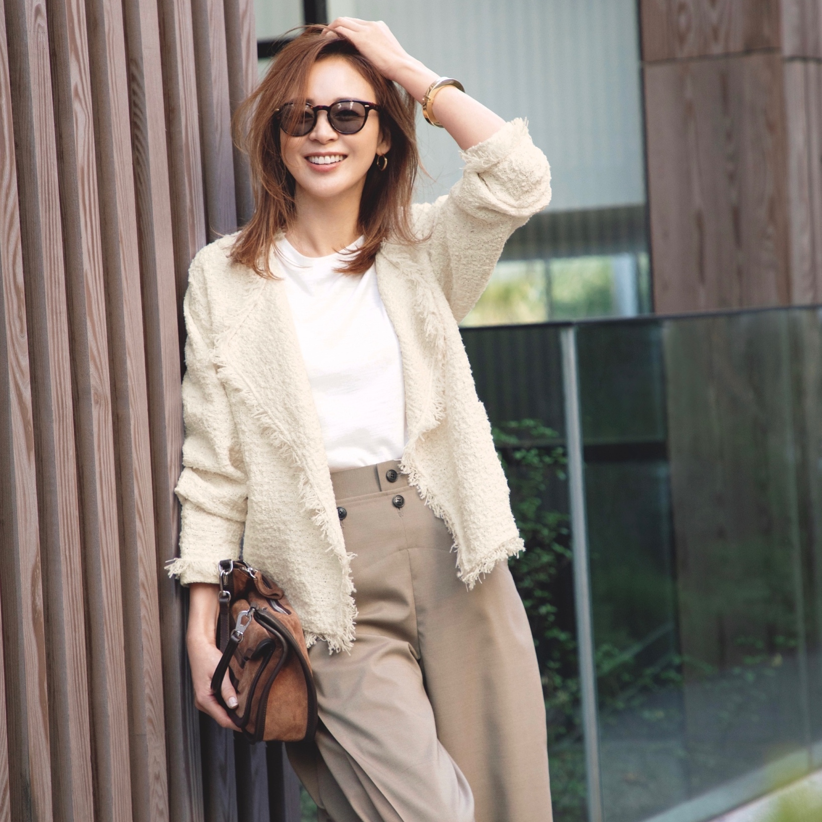 ツイードの気品と柔らかなニットのラフさがミックスしたジャケットで、休日コーデを今っぽく更新。気温17℃｜4/11(土)【40代・50代の毎日コーデ】