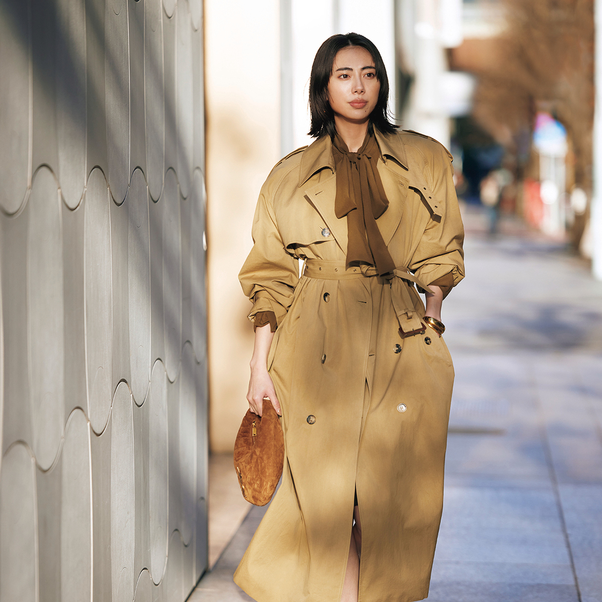 トレンチコートからのぞく「サンローラン」のボウタイブラウスが品格を高める【NEOエグゼのボウタイブラウス】