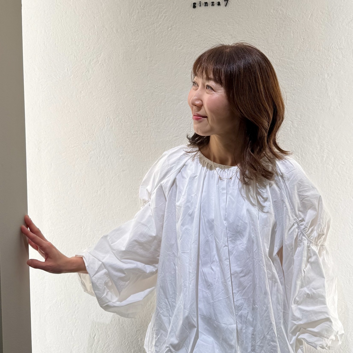 【50代ヘアカット】入れすぎないレイヤーで上品に♪ 外はねハーフカールで旬スタイルのエレガントミディアム