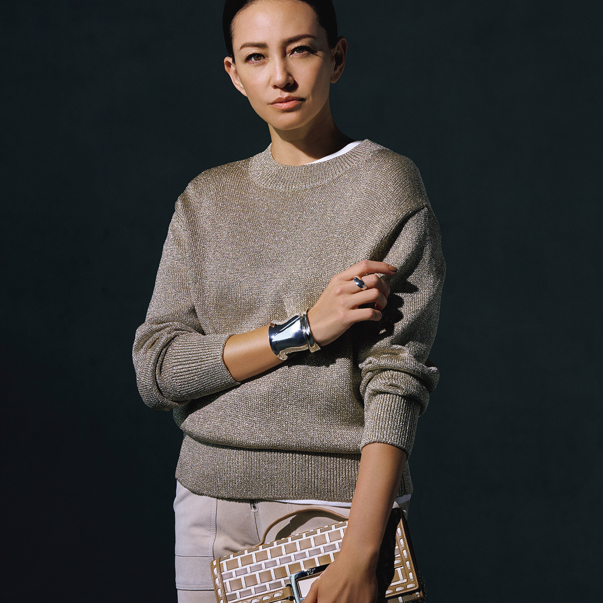 今季選ぶならラメ素材！ 春ニットでつくる上品ワントーンコーデ