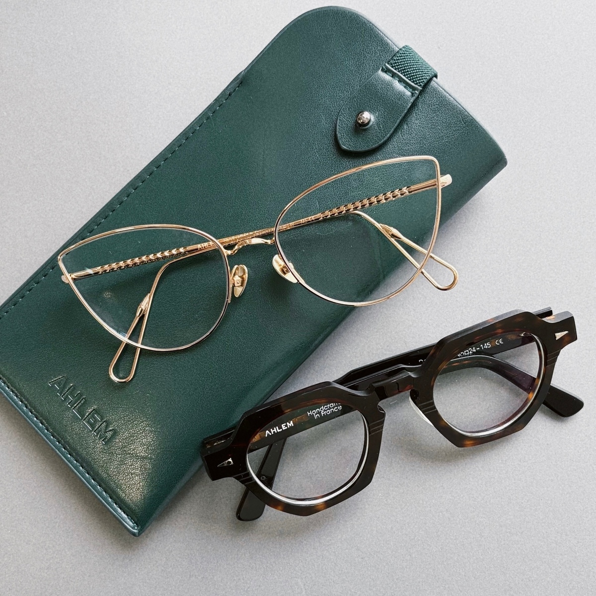 “ちょっとくせあり”なデザインが大人にちょうどいい。「アーレム」のメガネ【エクラ編集部員の偏愛名品図鑑 #7】