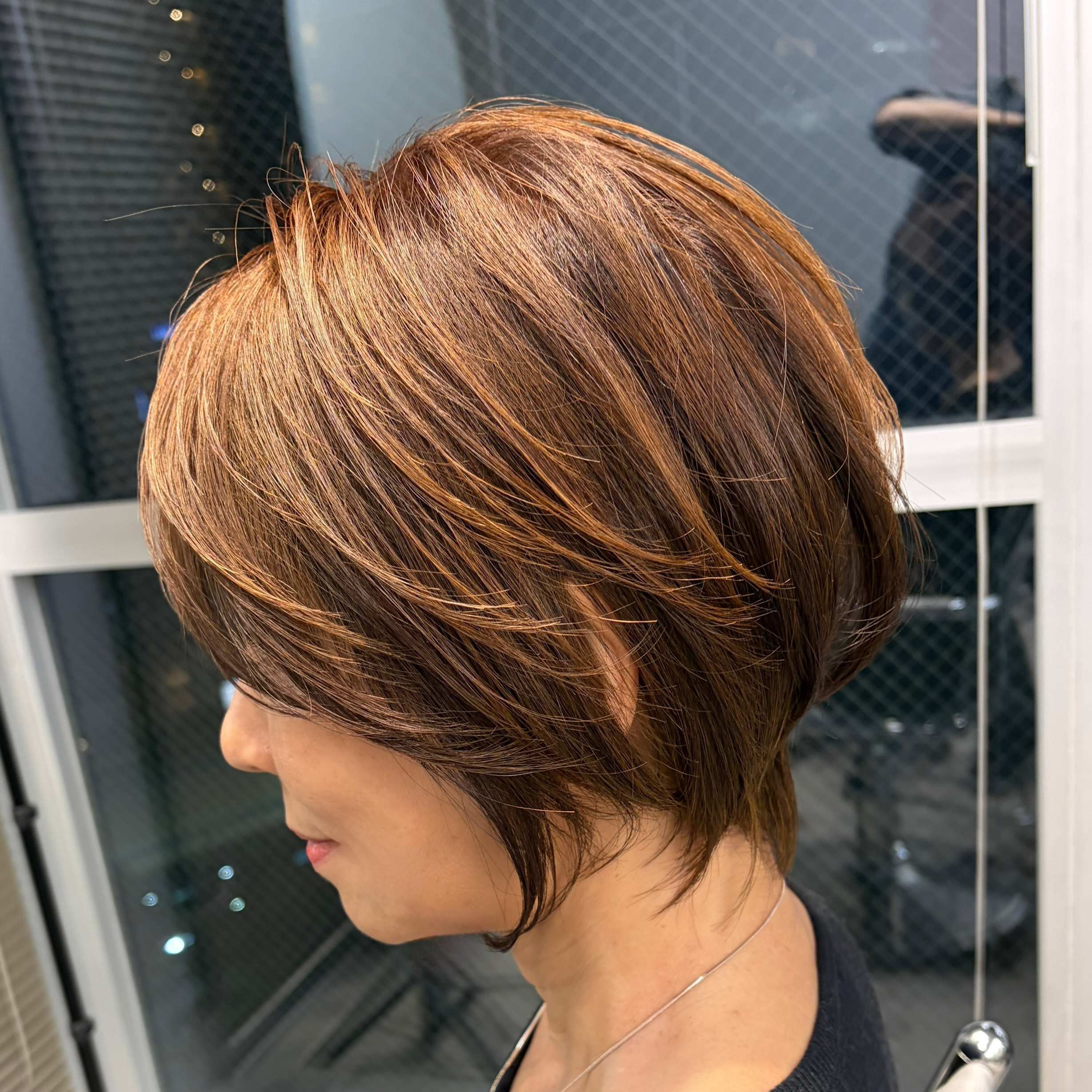 【50代ヘアスタイル】前髪長め♪大人の丸みショート。