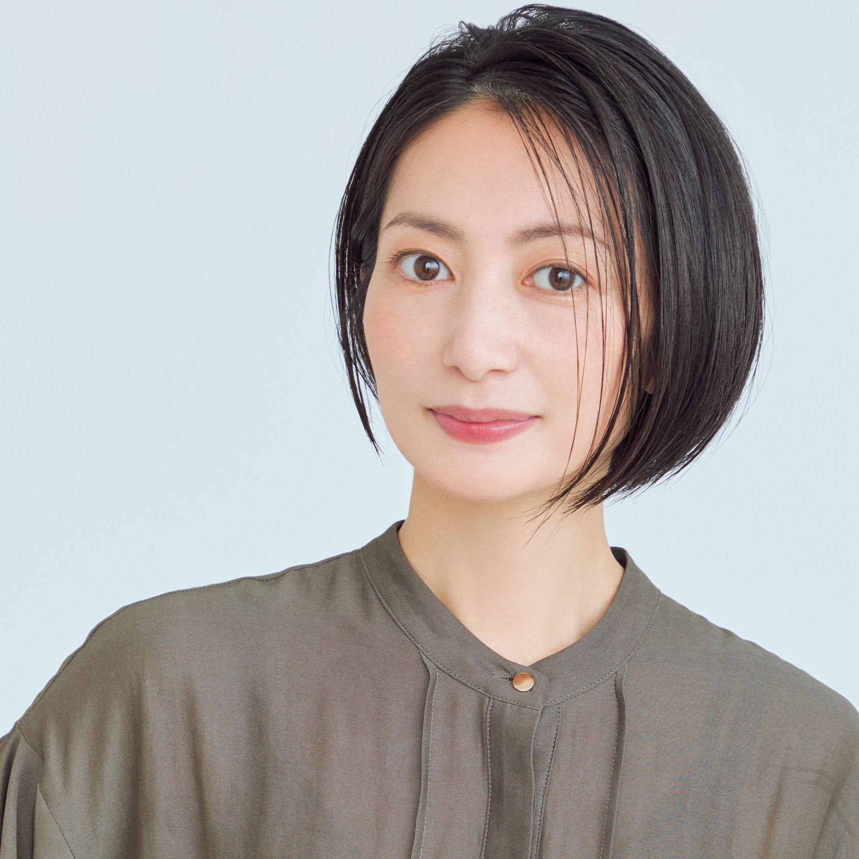 シャープな印象を引き立てる、シャイニーな重めボブヘア【50代髪型・ヘアスタイル】