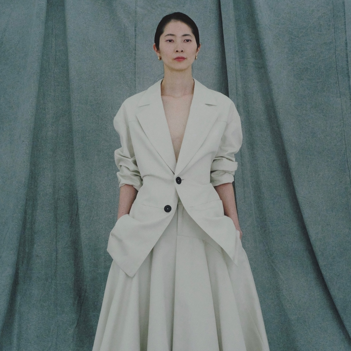 美シルエットを描くジャケット×スカートのセットアップが、優雅で洗練された装いをかなえる。最高気温15℃｜3/10(火)【40代・50代の毎日コーデ】