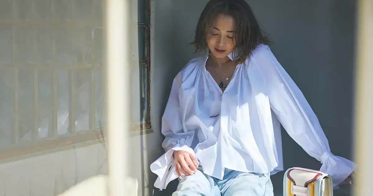 大草直子さんが指南。大人の春コーデは“フリルブラウス”投入で印象 