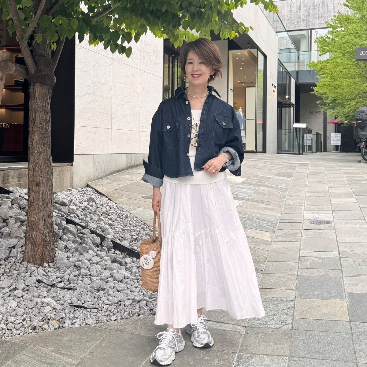 【50代カジュアルコーデ】白スカート×デニムシャツジャケットでつくる大人の抜け感スタイル
