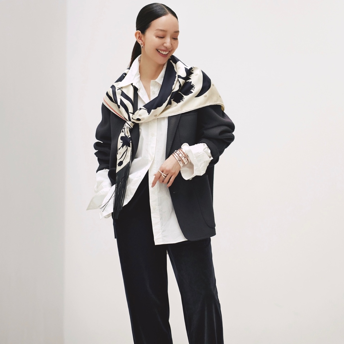 スカーフをケープのように肩かけし、いつものジャケパンスタイルを旬顔に刷新！気温16℃｜3/11(水)【40代・50代の毎日コーデ】