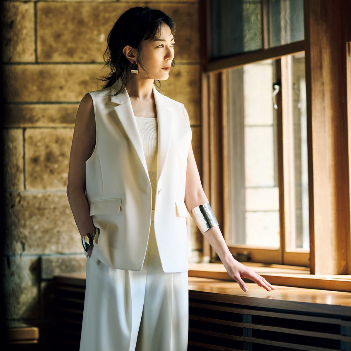 暑い日も優美に！セオリーリュクスの涼感ブラウスやセットアップ